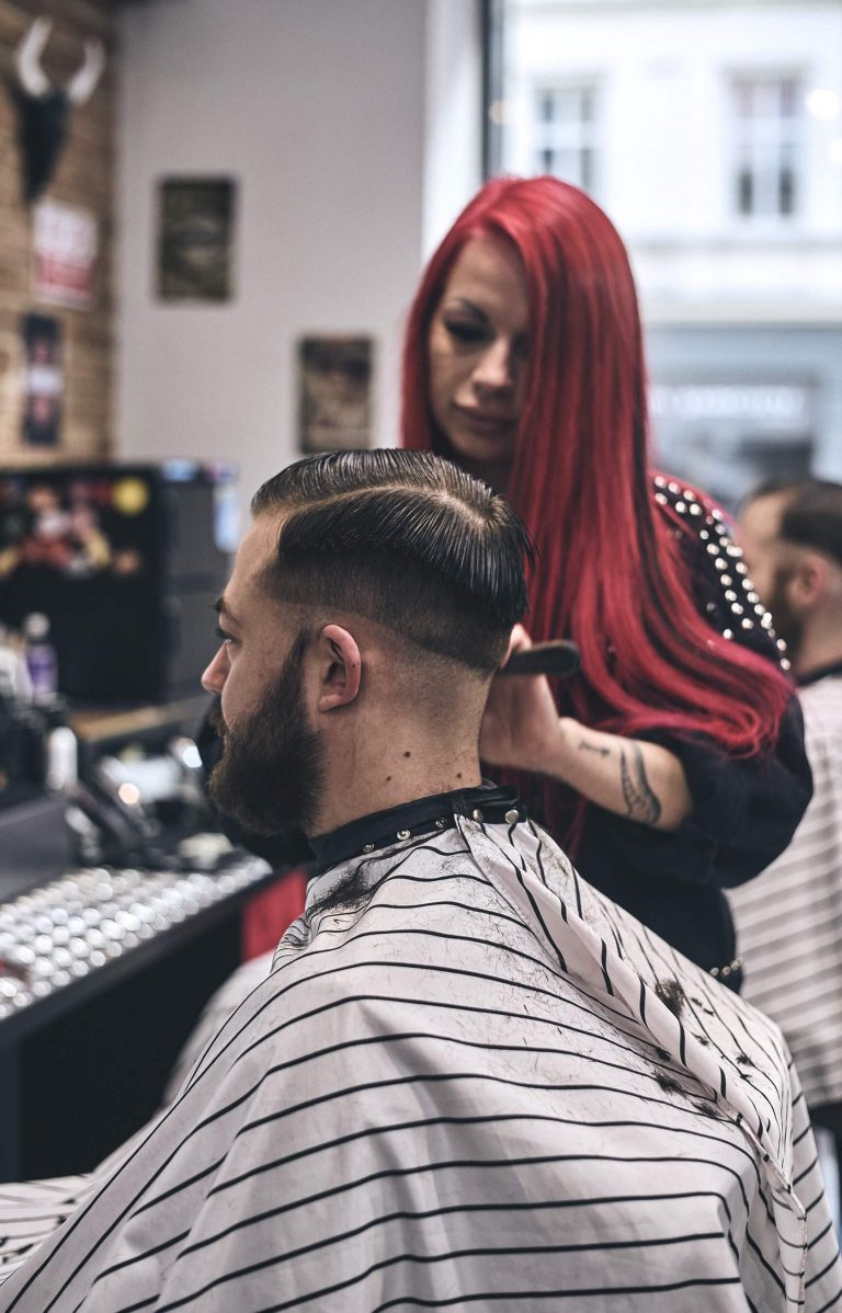 Barberka pracująca nad fryzurą mężczyzny